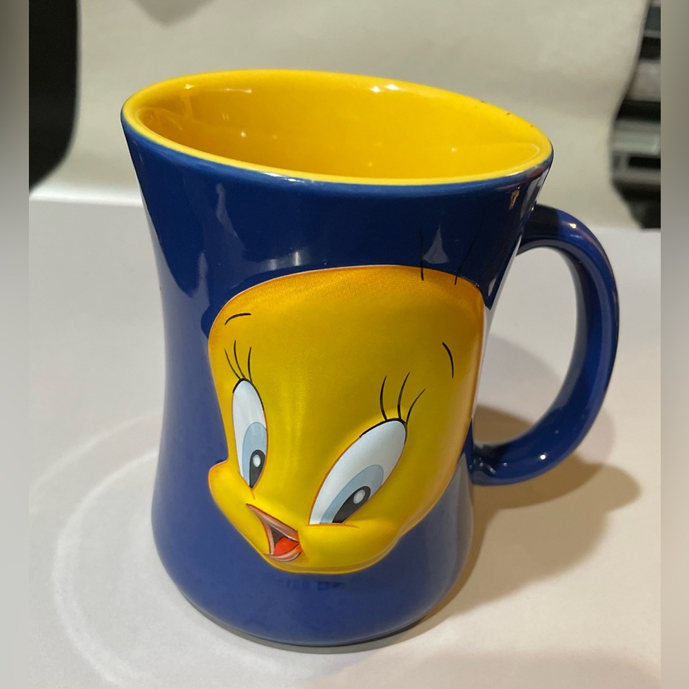 Vtg Looney Tunes 3-D Tweety Bird Mug Ceramic Coffee Cup Mug.
12 Oz